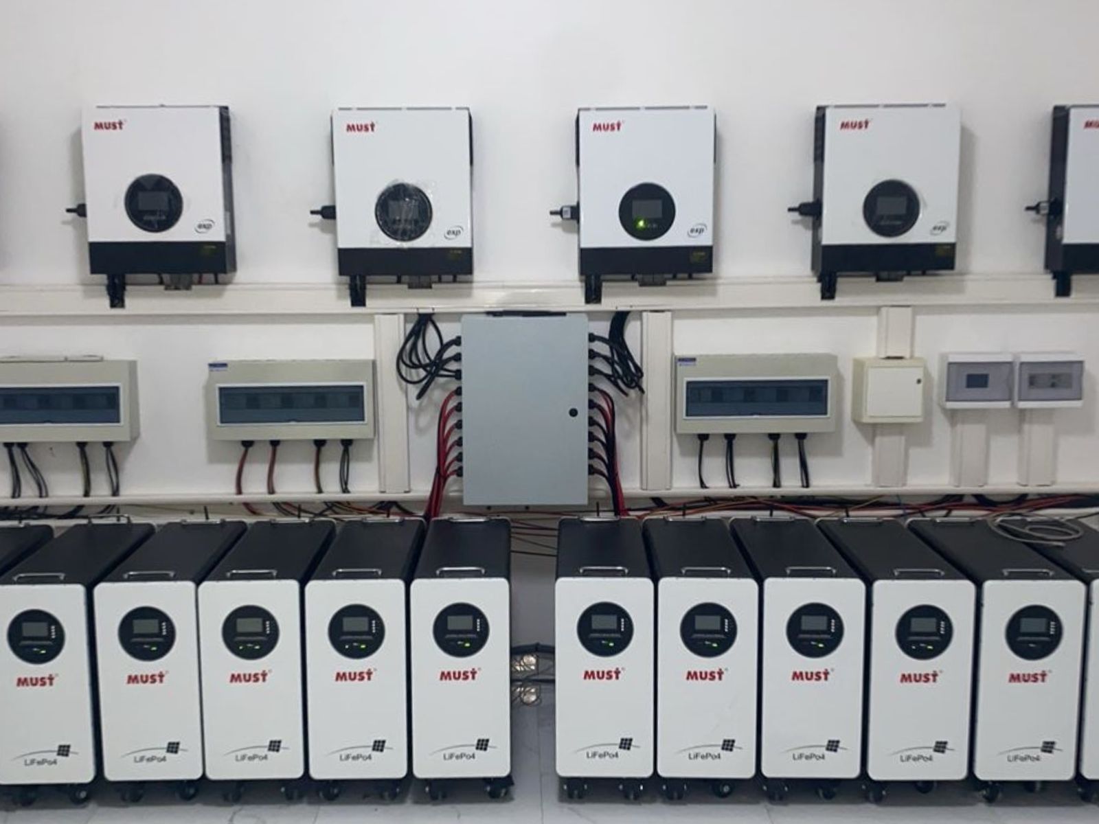 Onduleurs et batteries installés pour un bâtiment professionnel