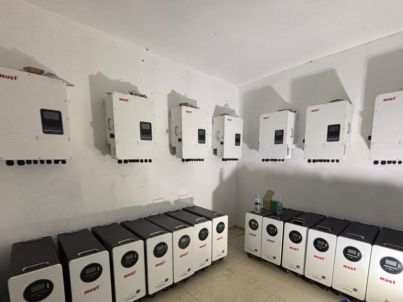 Salle technique avec plusieurs onduleurs